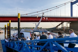  4a During the group excursion on a ship on the Rhine, the “Alternative Fuels Awards“ were presented 