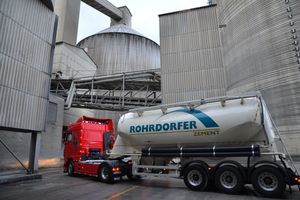  4 Four cement silos with a composite storage capacity of 24000 t, each with four loading lanes, are accelerating the cement loading process 