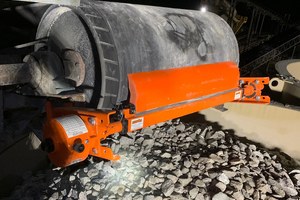  2 The blade holders slide on a guide rail, and can be adjusted to match the material path 