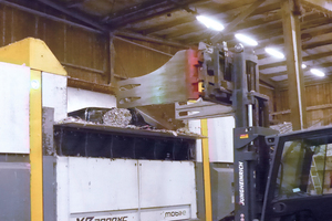  4 The material is delivered in foil bundles and loaded into the shredder with the help of a low-loader   