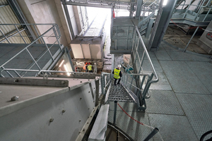  4 Trough chain conveyor and docking station 