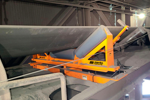  4 The torsion rollers ride smoothly on the belt edge detecting slight variations in the belt path 