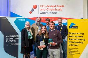  2 Winner “Best CO2 Utilisation 2024“ (f.l.t.r. Asta Partanen (nova-Institute), Michael Carus (nova-Institute), Sarah Lamaison (Dioxyle), Martin Lindmeyer (YNCORIS), Gill Scheltjens (D-CRBN)) 