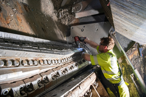  5 If deformation occurs due to impurities, the knife holder can be replaced in just 15 minutes. A job that previously took up to 4 hours due to the welding work required 