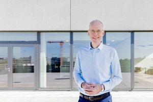  „I often like to use the story of cement in a broader sense: you can look at cement technically, it binds gravel and sand into a solid man-made stone: concrete. But in a figurative sense, cement is also a link between people, building bridges between continents, between countries and between different cultures.“Dr Martin Schneider, Chief Executive of VDZ 