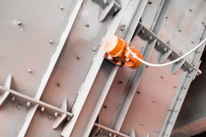  4 Reinforced vibration can send waves across silo wall surface, ensuring proper flow 