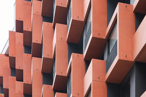  4 The striking red is a reference to the context: with the bright, vibrant color, the architects are taking up the historic brick buildings of the Speicherstadt - and reinterpreting the materiality 