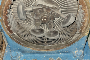  5 Hammer mill (HM) on the left, processing of RC 5 on HM after 20 seconds of grinding in the center, residue of the aggregate on sieve inserts 0.5 mm and 2 mm on the right 