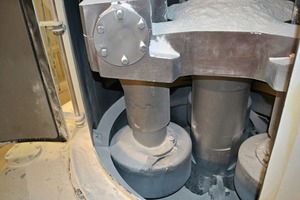  1 The crosshead with pendulum rollers in the grinding ring (left) and the pendulum mill closed (right) 