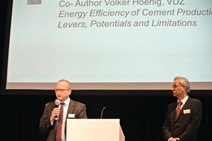  Gernot Kirchner ­(Lafarge Zement GmbH) speaks about energy efficiency of cement production and its levers, potentials and limitations. Martin Oerter (VDZ, left) guided competent through the program 