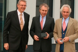  Klaus Beer (Managing Director ­HAZEMAG &amp; EPR GmbH), with the shareholders/mit den Gesellschaftern Dr. Caspar Glinz and/und Dr. Mathias Glinz (Schmidt Kranz &amp; Co. GmbH; from left/v.l.) 